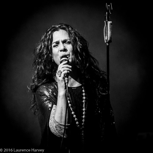 Sari Schorr on vocals