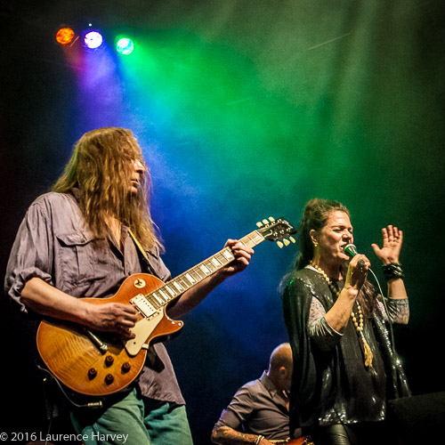 Sari Schorr on vocals & Innes Sibun on guitar