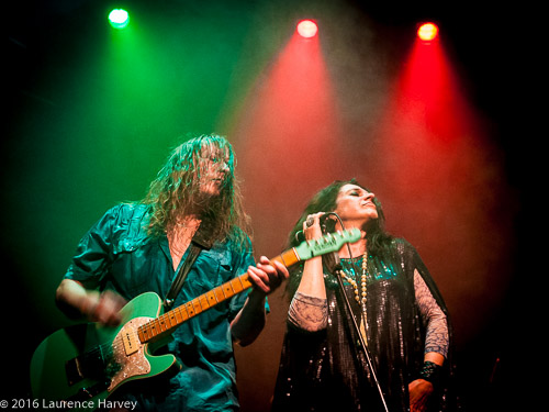 Sari Schorr on vocals & Innes Sibun on guitar