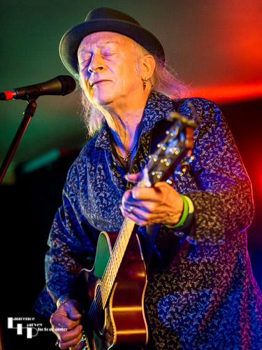 Del Bromham on acoustic guitar & vocals