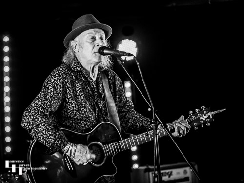 Del Bromham on acoustic guitar & vocals