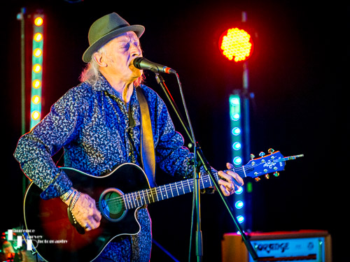 Del Bromham on acoustic guitar & vocals