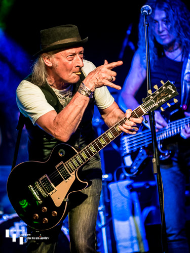 Del Bromham Blues Devils: Del Bromham on guitar & vocals