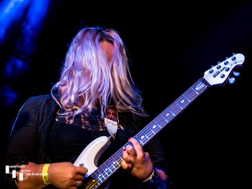 Chantel McGregor Band: Chantel McGregor on guitar & vocals