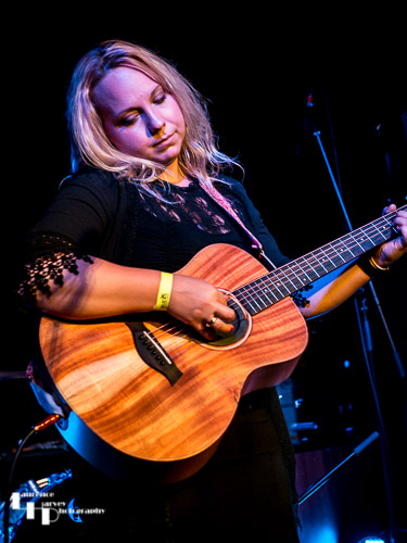 Chantel McGregor Band: Chantel McGregor on guitar & vocals