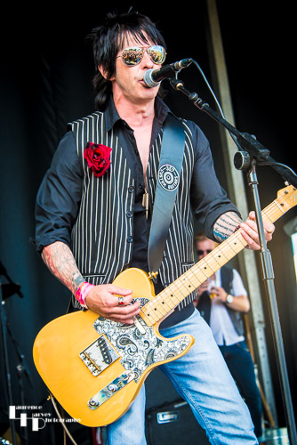 Blackwater Conspiracy: Phil Conalane on vocals & rhythm guitar