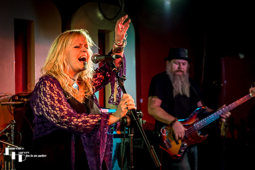 Helen Turner on vocals