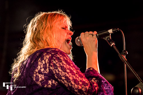 Helen Turner on vocals