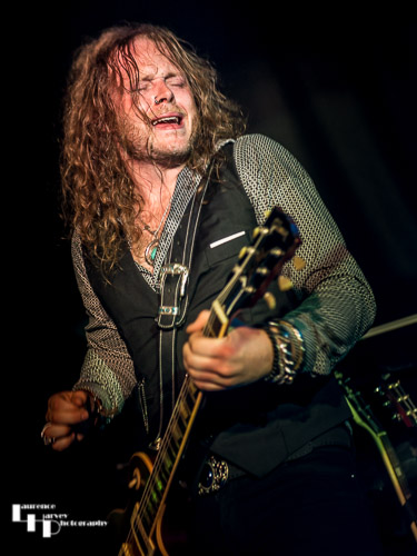 Daniel ‘Seeks’ Seekings on rhythm guitar