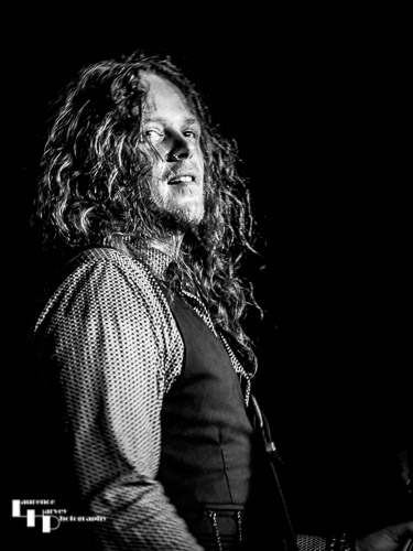 Daniel ‘Seeks’ Seekings on rhythm guitar
