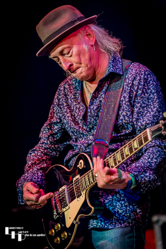 Del Bromham on guitar & vocals