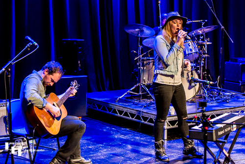 Elles Bailey on vocals & Joe Wilkins on guitar