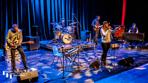 Elles Bailey & her band on stage at Arlington Arts Centre