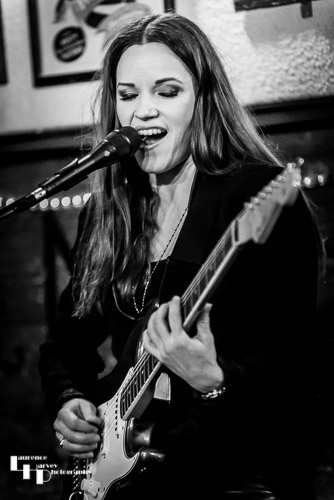 Erja Lyytinen on guitar & vocals