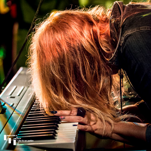 Eliza Neals on vocals & keyboards