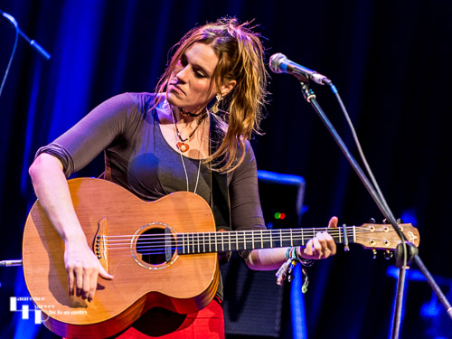 Hollie Rogers on vocals & guitar