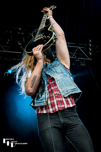 Jared James Nichols on vocals & guitar