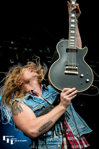 Jared James Nichols on vocals & guitar