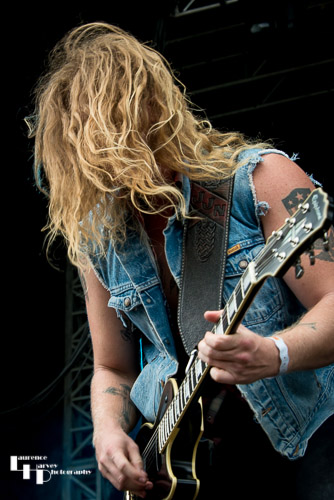 Jared James Nichols on vocals & guitar