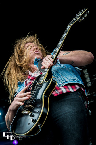 Jared James Nichols on vocals & guitar