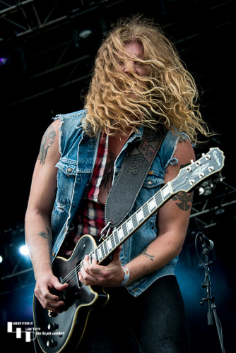 Jared James Nichols on vocals & guitar