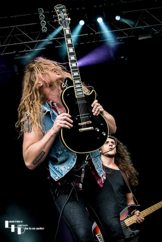 Jared James Nichols on vocals & guitar