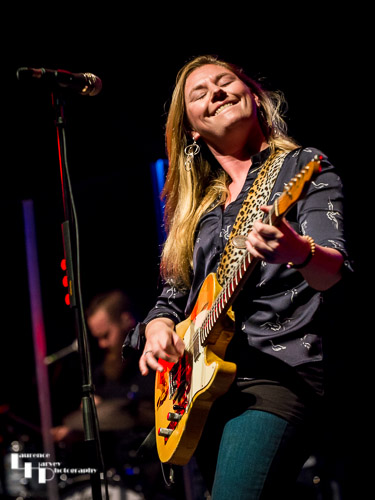 Joanne Shaw Taylor on vocals & guitar