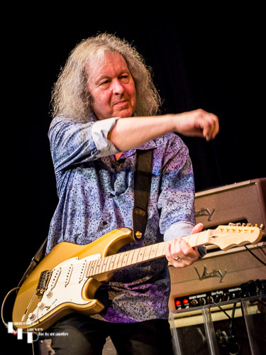 John Verity on vocals & guitar