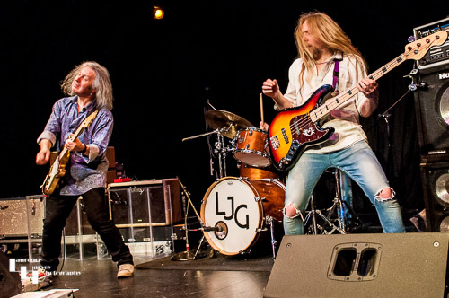 John Verity on vocals & guitar, Jamie Mallender on bass