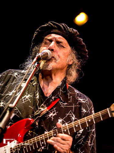Mick Pini on guitar & vocals
