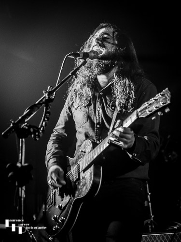 Fynn Claus Grabke on vocals & guitar