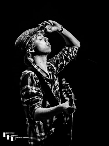Dan Spellman on lead vocals & rhythm guitar
