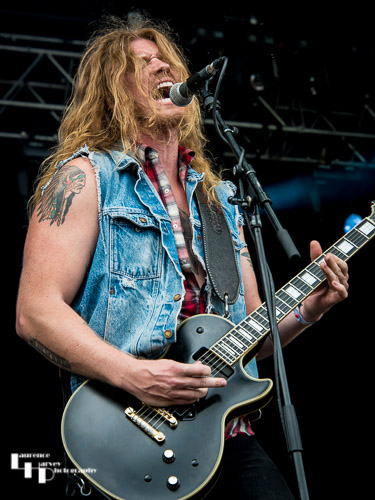 Jared James Nichols on vocals & guitar