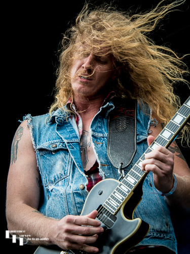 Jared James Nichols on vocals & guitar