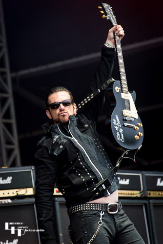 Black Star Riders: Ricky Warwick on vocals & guitar