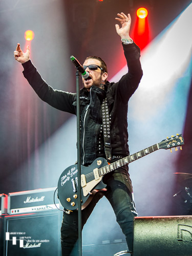 Black Star Riders: Ricky Warwick on vocals & guitar