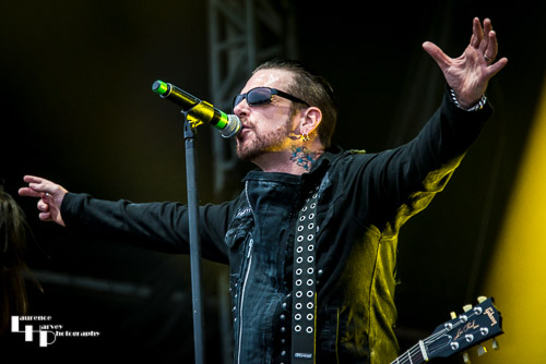 Black Star Riders: Ricky Warwick on vocals & guitar