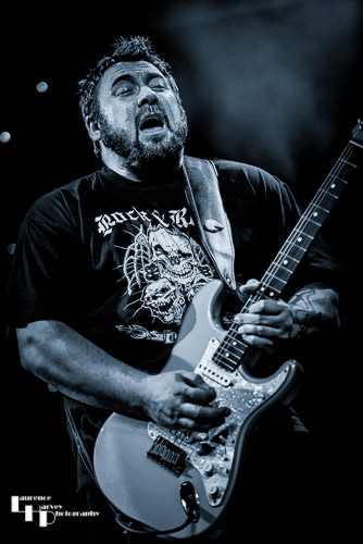 Alan Nimmo on guitar