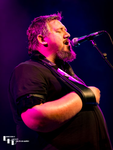 Stevie Nimmo on vocals