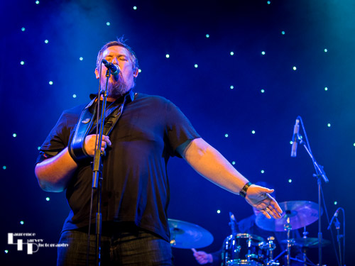 Stevie Nimmo on vocals