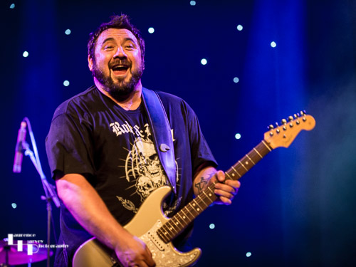 Alan Nimmo on guitar