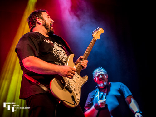 Stevie Nimmo on vocals & Alan Nimmo on guitar