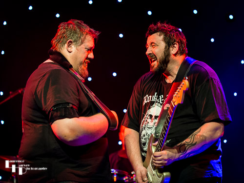 Stevie Nimmo on vocals & Alan Nimmo on guitar