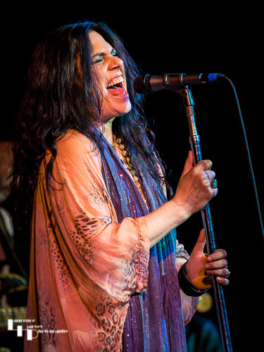 Sari Schorr on vocals