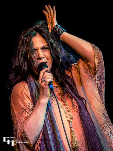 Sari Schorr on vocals
