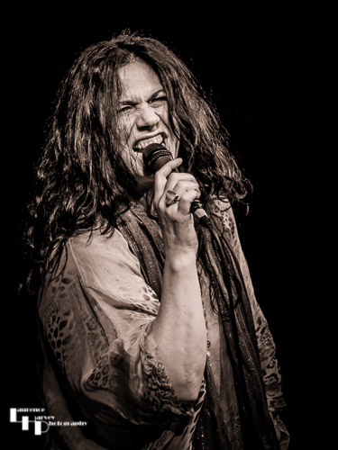 Sari Schorr on vocals