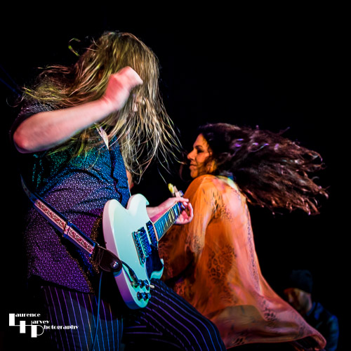 Sari Schorr on vocals & Innes Sibun on guitar