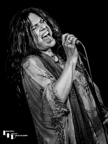 Sari Schorr on vocals