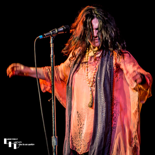 Sari Schorr on vocals