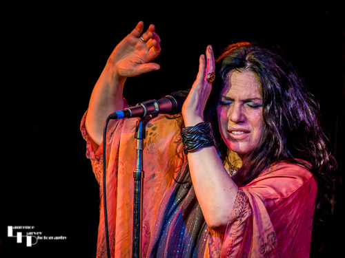 Sari Schorr on vocals